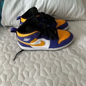 Air jordan 1 mid lakers youth size 2y
